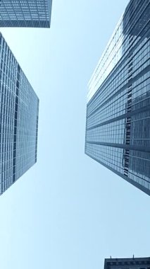 Gökdelenlere hayret verici mavi gökyüzüne karşı çarpıcı modern mimari tasarımlar sergiliyorlar.