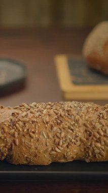 Büyüleyici bir yakın plan görüntüsü zanaatkar ekmeğin enfes dokusunu ve büyüleyici kırsal cazibesini vurguluyor.