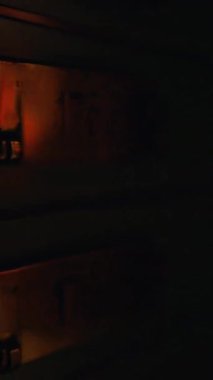 Büyüleyici bir karanlık gece sahnesi parlayan sayılarla süslenmiş bir posta kutusunu sunar, büyüleyici bir atmosfer yaratır.