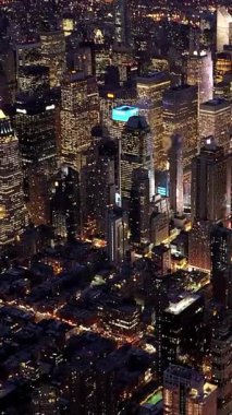 Hareketli bir şehrin gökyüzü manzarası parlak ticari bir bölge ve geceleri ışıklar görünüyor.