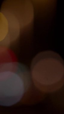 Güzel bokeh efektleriyle birlikte hafif daireler gösteren bulanık, büyüleyici bir arka plan.