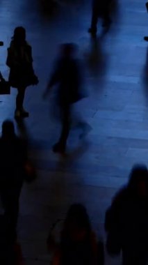 Bireylerin soyut siluetleri zarif bir şekilde hareket ederek canlı ve dinamik bir şehir atmosferine katkıda bulunuyor.