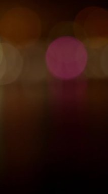 Göz kamaştırıcı güzellikte, sayısız renkte, yumuşacık, bulanık ışıklar hoş, rüya gibi bir atmosfer yaratır.