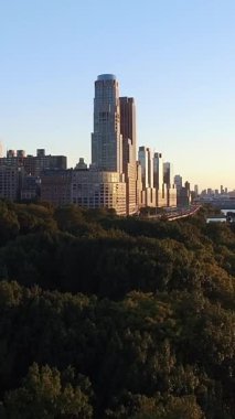 Nefes kesici ve çarpıcı bir şehir. Yüksek binalarla süslenmiş güzel bir günbatımı arkaplanının önünde duruyor.