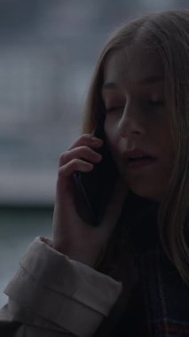 Genç bir kadın, özel biriyle bir an için bağlantı kurabilmek için bir telefon görüşmesi yapmakla meşgul.