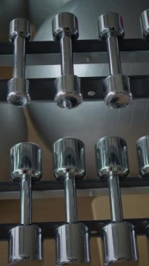 Spor salonundaki parlak gümüş halterler spor meraklıları ve aşıklar için ideal.