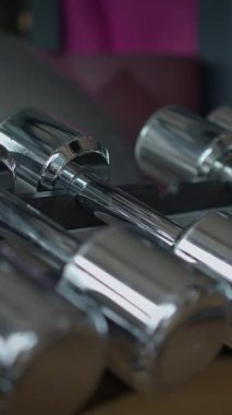 Güzelce cilalanmış metal aletlerin yakın plan görüntüsü, hassas projeler ve olağanüstü işçilik için mükemmel.