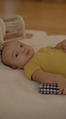 Mutlu Genç Çocuğun Çocuk Bakımı Sahnesi Komik ve Neşeli