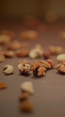 Sağlıklı gıdaları sağlıklı tüketicilere teşvik etmek için ideal desenli bir yüzeyde çeşitli fındıklara yakından bakmak.