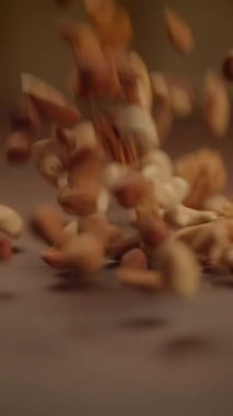 Enfes bir sanatsal çekim askıya alınmış nesnelerin sanatını yakalıyor, güzel bir şekilde sergiliyor ve soyutluyor.