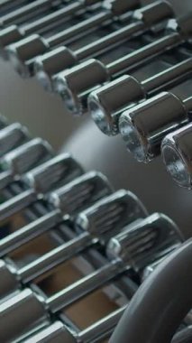 Spor meraklıları ve fitness meraklıları için mükemmel dizayn edilmiş, yakın plan, gösterişli, parlak krom ağırlıklar.