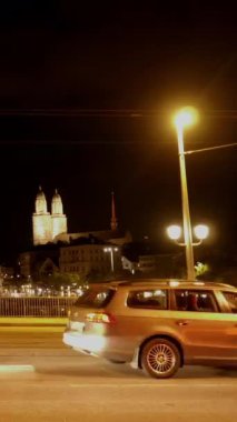 Zürih 'in nefes kesici gece manzarası. Tarihi mimari ve canlı şehir ışıkları gökyüzünü aydınlatıyor.