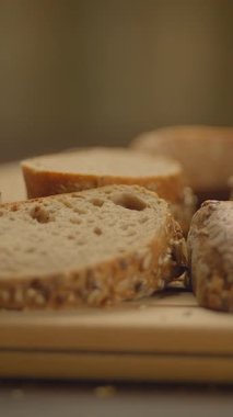 Taze dilimlenmiş zanaatkar ekmeği güzel bir deneyim için doğal dokularını ve tahıllarını sergiliyor.