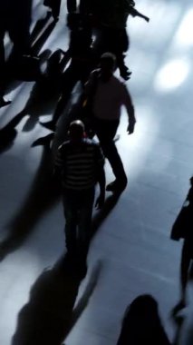 Şehirde hareket eden insanların dinamik ve sürekli gölgeleri büyüleyici bir şehir manzarası yaratıyor.