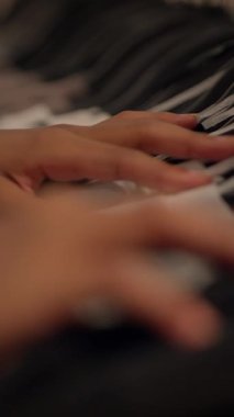 Laptop klavyesinde odaklanmış bir şekilde yazmakla meşgul olan ellerin biraz bulanık bir yakın görüntüsü