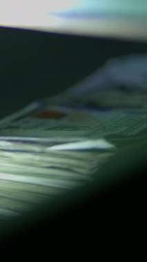 Çeşitli para birimi notları ve önemli belgelerin bulanık görüntüsü, finans ve işlemleri vurguluyor
