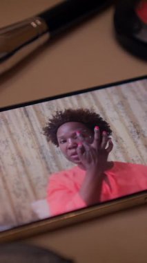 Kıvırcık saçlı bir kadın derin düşüncelere dalmış düşünceli ifadesini ve iç duygularını sergiliyor.