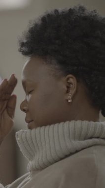 Kıvırcık saçlı, derin düşüncelere dalmış güzel bir kadının huzurlu profili.