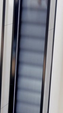 Yürüyen merdivenlerin, dinamik hareketlerin ve çarpıcı mimari çizgilerin benzersiz yukarıdan görünüşü