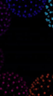 Çarpıcı ve büyüleyici renkli Bokeh ışıkları güzel bir şekilde canlı ve neşeli bir atmosfer yaratıyor.