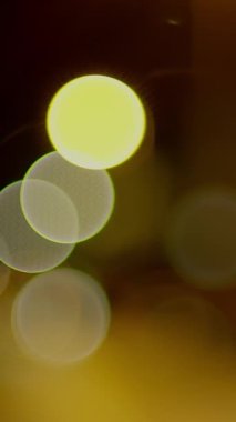 Büyüleyici bulanık ışıklar karanlık ve karamsar bir zemin üzerinde güzel, rüya gibi bir bokeh etkisi yaratıyor.