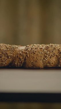 Tohumlarla kaplanmış bir sade ekmek, aşçılık sunumları ve fırın sanatını sergilemek için ideal.