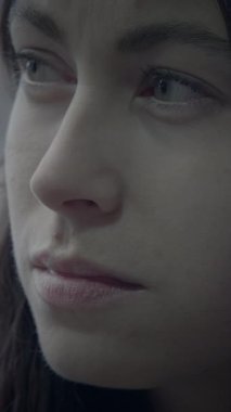 Düşüncedeki bir kadının derin ve düşünceli ifadesini yakalayan güzel bir yakın çekim.