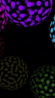 Parlak, canlı, çok renkli polkadot küreler çarpıcı ve göz alıcı bir görsel zıtlık yaratır.