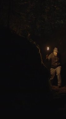 Yeraltı keşiflerinin derin gizemini güzel vurgulayan loş bir mağara sahnesi.