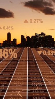Nefes kesici bir günbatımı, sergilenen borsa trendleri ve canlı bir şehir silüeti olarak sergileniyor.