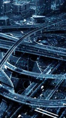 Gece aydınlanan hareketli bir şehir kavşağının çarpıcı hava görüntüsü şehir yaşamının özünü yakalar.