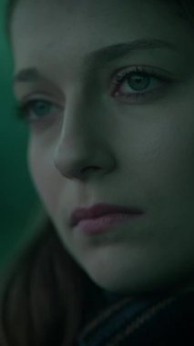 Düşünceli bir kadının yakın çekimi, güzel yansıyan doğası, sessiz tonlar ve derin duygular.