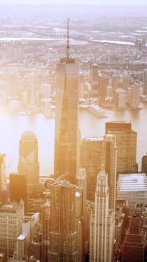 Çarpıcı ve nefes kesici bir gökyüzü New York şehrinin ikonik gökdelenlerini ve şehir güzelliğini gözler önüne seriyor.