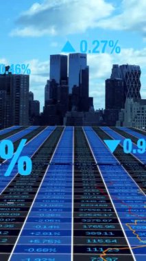 Büyüleyici ve canlı bir şehir silueti dijital borsa verilerini gerçek zamanlı olarak güncellerken gösteriyor