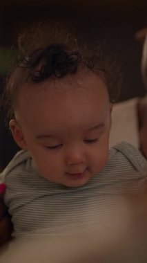 Evde Oynayan Oyuncak Bebek Çocuk Oynuyor