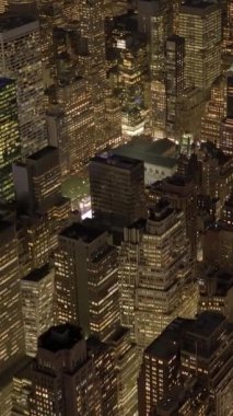 Geceleri hareketli bir şehrin göz kamaştırıcı hava manzarası aydınlanmış gökdelenleri ve kentsel enerjiyi sergiliyor..