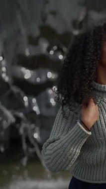 Doğanın güzelliğinin tadını çıkaran bir kadın. Saf neşe ve kendine güven saçan, rahat ve şık bir süveter giyen bir kadın.