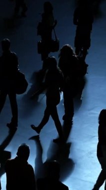 Hareketli bireylerin dinamik siluetleri kentsel yaşamın canlı atmosferini yakalar