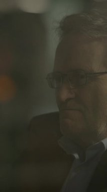 Camdan güzel bir şekilde yansıtılan derin düşünceler ve kişisel iç gözlem ile yansıtılan bir an.