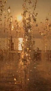 Bir çeşmeden güzel bir şekilde yansıyan nefes kesici bir günbatımı, böylece çarpıcı bir görsel efekt yaratır.