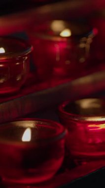 Kırmızı mumlardan oluşan güzel, huzurlu bir düzenleme, uzayda sıcak ve davetkar bir ışık yayıyor.