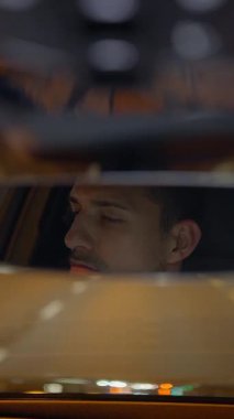 Dikiz aynasındaki düşünceli bir sürücü ilerideki yolculukta farkındalığın önemini vurgular.