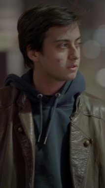 Düşünceli Genç Adam Tren İstasyonunda Kayboldu Yalnız Endişeli Bekliyor 