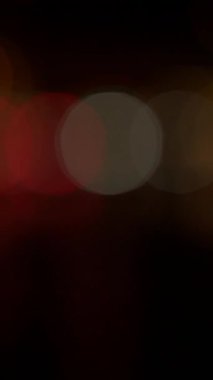 Yumuşak aydınlatılmış silindirik bir nesne dingin bir atmosfer yaratır ve minimalist estetik bir tasarımı somutlaştırır.