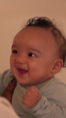 Çocuk çocuk aynaya bakıyor kendini yerde yatarken izliyor