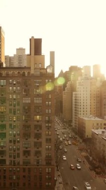 Nefes kesici bir şehir manzarası. Altın saatinde gökyüzü. Sıcak güneş ışığı binalardan güzel bir şekilde yansıyor.