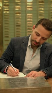 Resmi takım elbiseli bir adam, önemli konularda dikkatli düşünülmesi gereken bir kalemle derin bir şekilde düşünür.