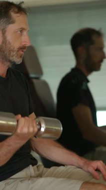 Son derece düşünceli bir adam şık, modern bir ortamda sessizce oturur, yaşam tarzı seçimlerini düşünür ve düşünür.