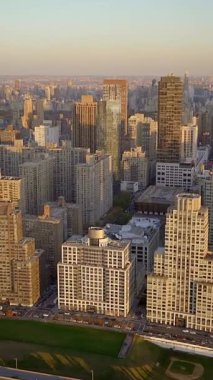 Göz kamaştırıcı bir hava manzarası güzel bir şekilde gökyüzü çizgisi ve gün batımında hareketli bir şehrin olağanüstü mimarisini gözler önüne seriyor.