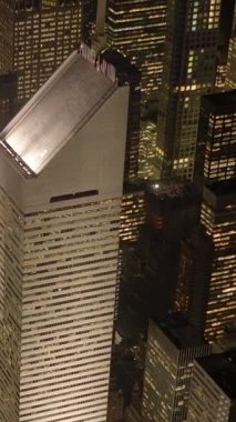 Çarpıcı gece hava manzarası benzersiz bir tasarım ve şehir ortamının modern gökdelenlerini vurguluyor..